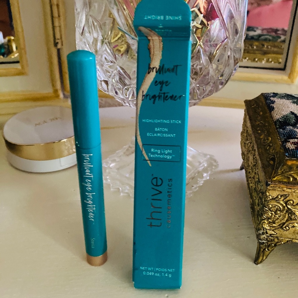 Thrive cosmetics highlighter